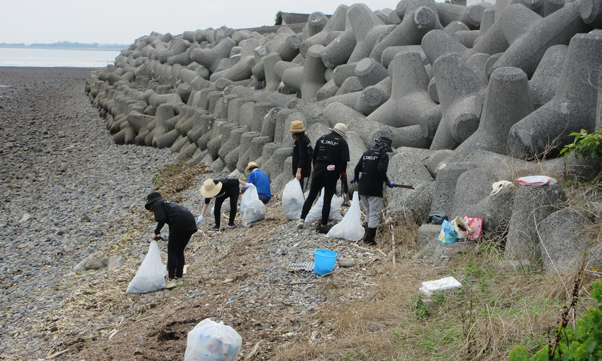 宇島港の海岸清掃活動でゴミを拾う様子