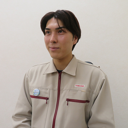 対話中のオプトデバイス製造部 半導体製造工程リーダー T.Aさん