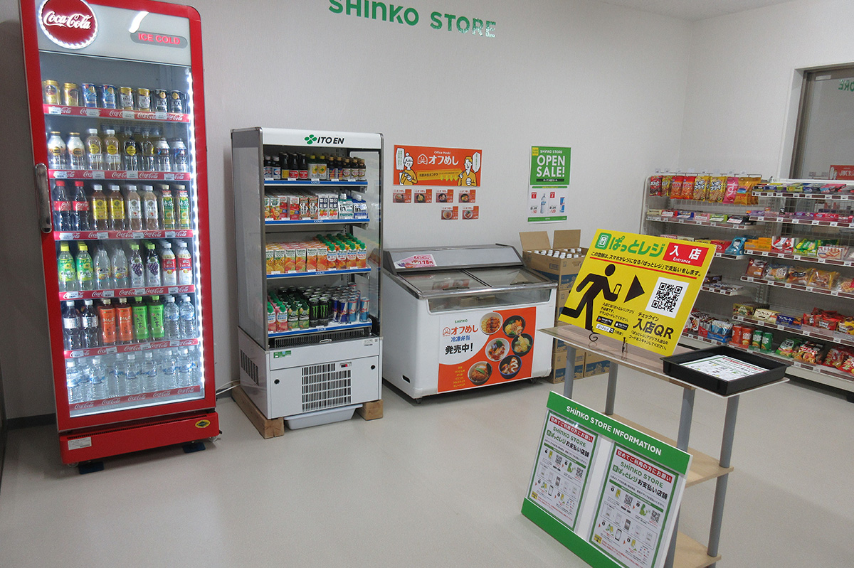 売店のテーブルと椅子、自販機